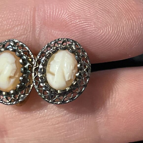 VTG Reis & Co. 1/20 12k Gold Filled Filigree Tiny Cameo Screw Back Earrings - Picture 3 of 7